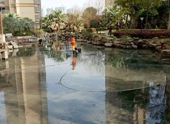 拖市镇景观池淤泥清理