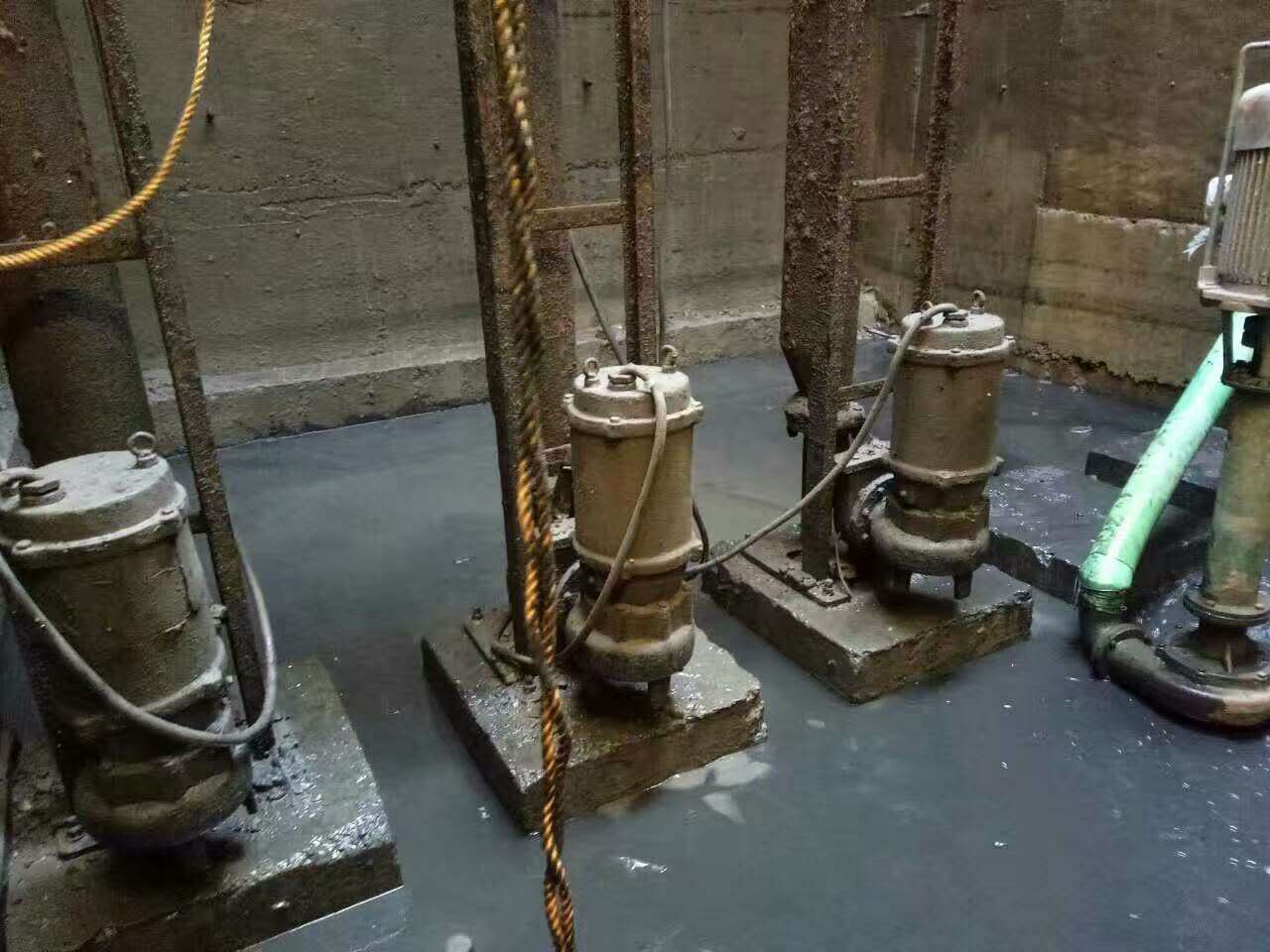 拖市镇污水池清理