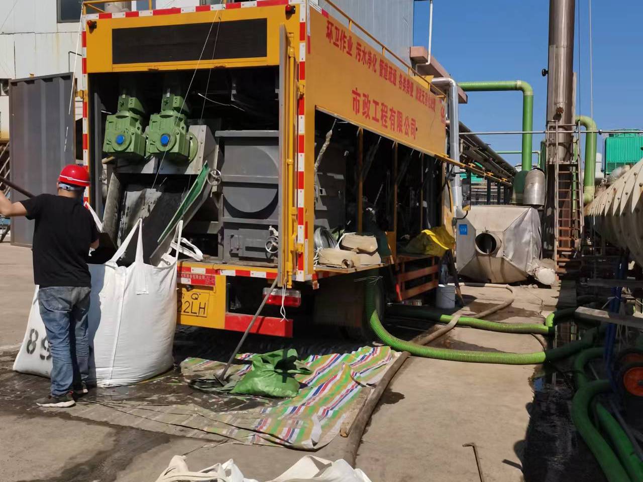 拖市镇淤泥压干处理